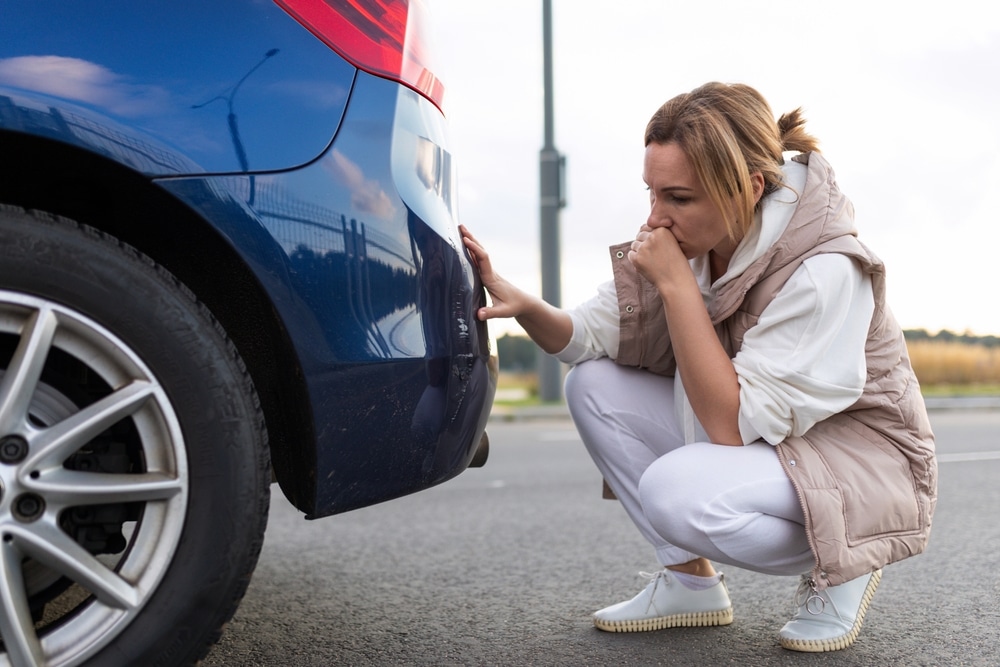 Person check her rear bumber after a minor car accident in Alabama